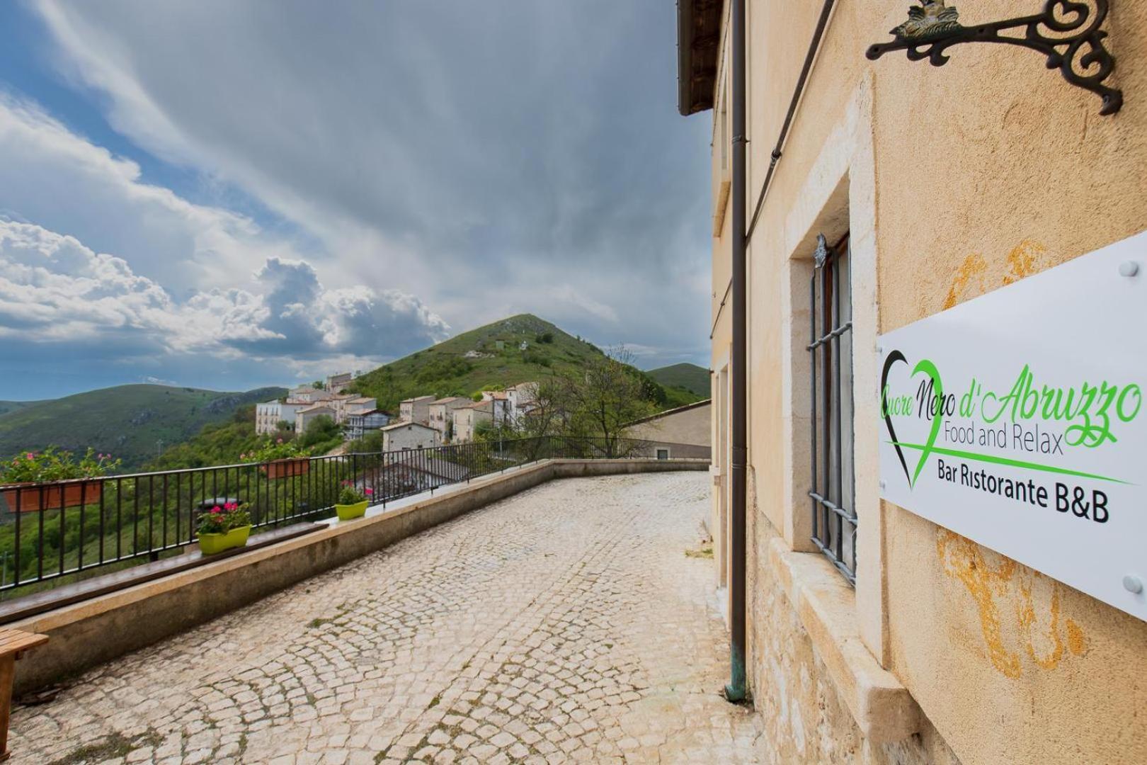 Cuore Nero Food And Relax Santo Stefano Di Sessanio Exterior photo